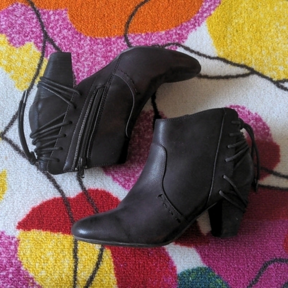 Report Size 9 Black Booties with‎ Decorative Stitching - Picture 3 of 8